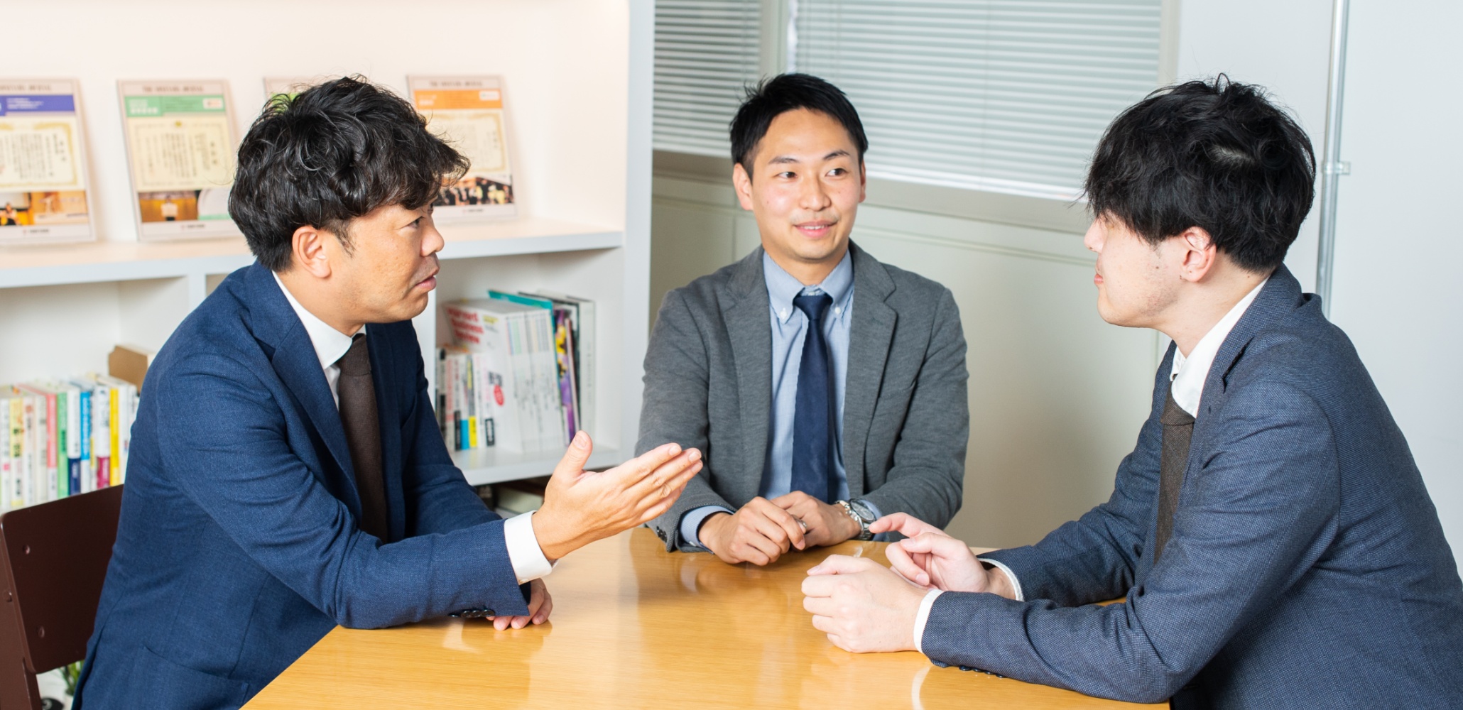 談笑する採用責任者3名