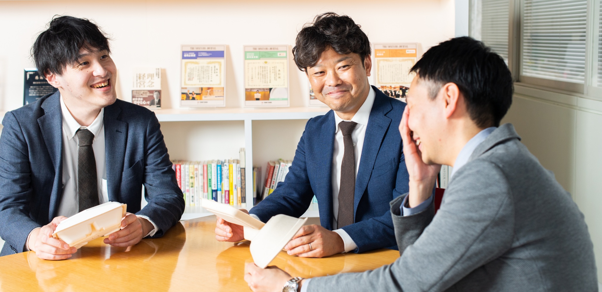 談笑する採用責任者3名